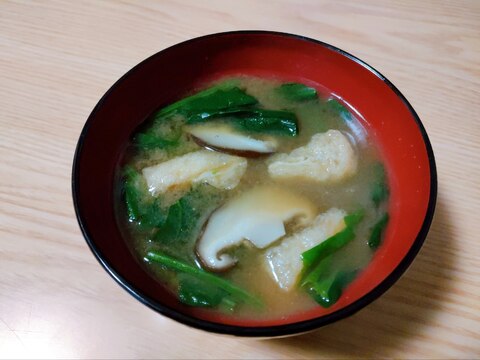 ほうれん草と椎茸と油揚げの味噌汁